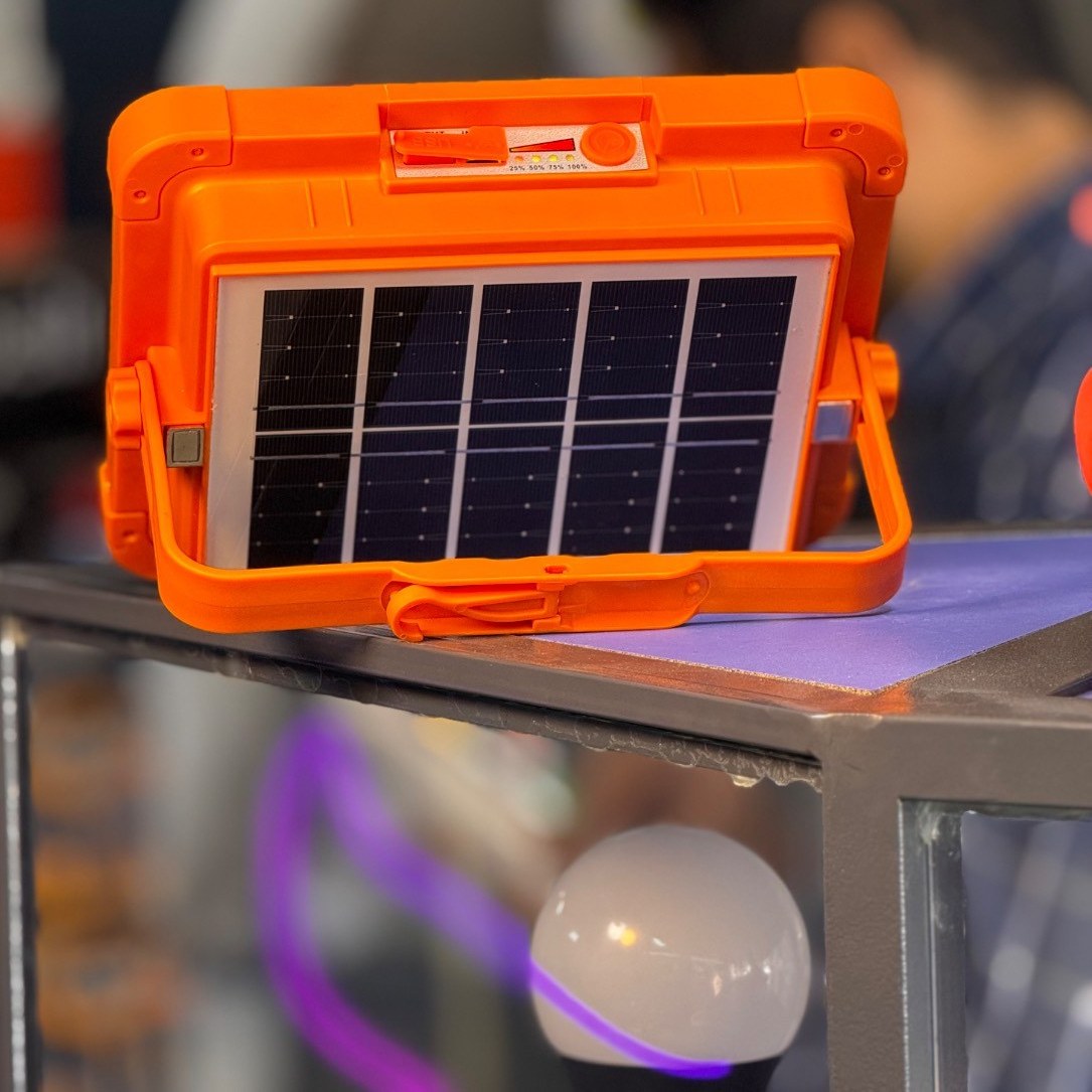 چراغ پرژکتور اضطراری (سایز متوسط) Solar LED همراه پنل خورشیدی